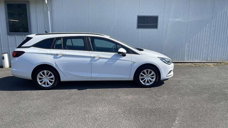 Gebraucht Opel Astra Edition 110 PS (80 kW) 2016 Schneeweiss/summitwhite/arctic Kombi