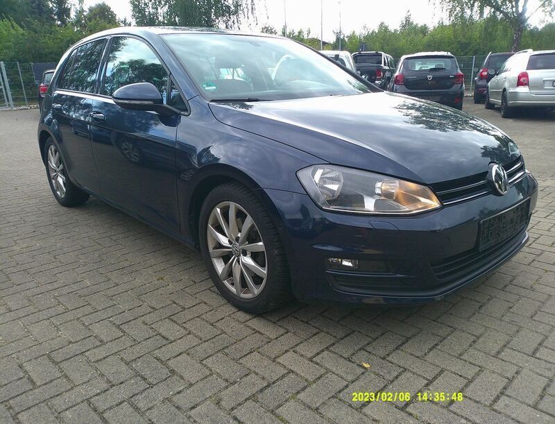 Blau Gebraucht 2013 VW Golf VII Comfortline Limousine | 7.900 € (Guter Preis) - Bild 1/4