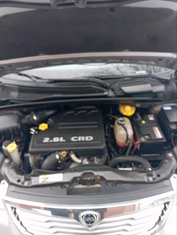 Gebraucht Lancia Voyager 168 PS (123 kW) 2014 Silber Van / Kleinbus