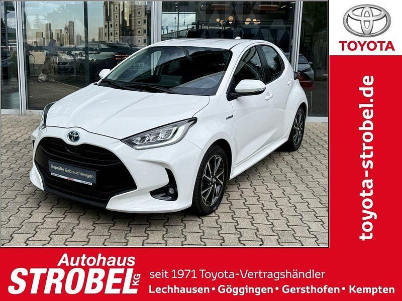 Schneeweiß Gebraucht 2021 Toyota Yaris Hybrid Basis Limousine | 18.480 € (Fairer Preis) - Bild 1/4