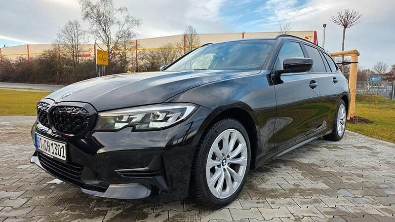 Schwarz Gebraucht 2020 BMW 320 Sport Line Kombi | 22.690 € (Superpreis) - Bild 1/4