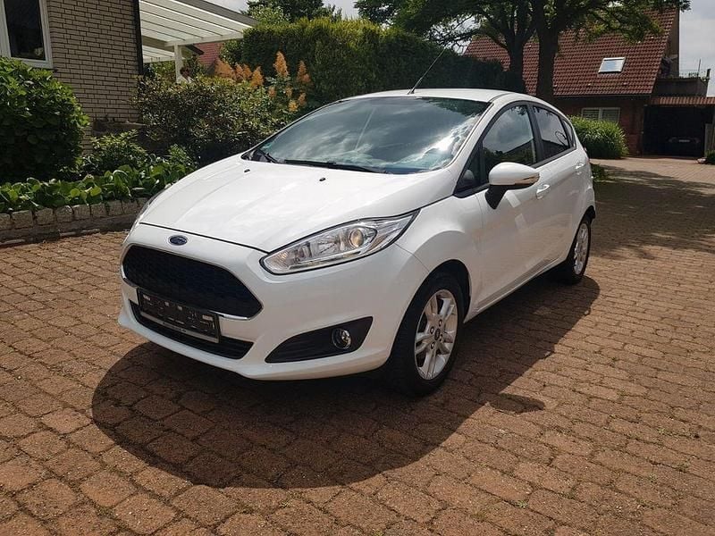 Weiß Gebraucht 2017 Ford Fiesta Celebration Kleinwagen | 7.200 € (Guter Preis) - Bild 1/4