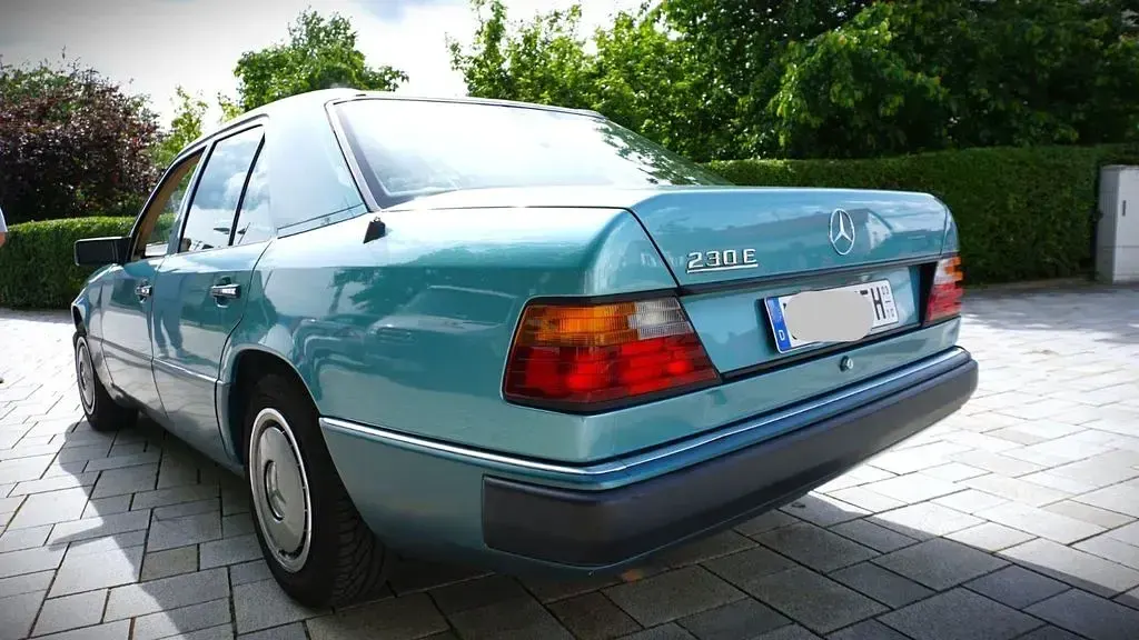 Gebraucht Mercedes E230 133 PS (97 kW) 1992 Andere farben Limousine