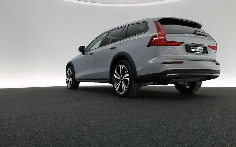 Używany Volvo V60 CC Plus 197 KM (144 kW) 2023 Szary Kombi