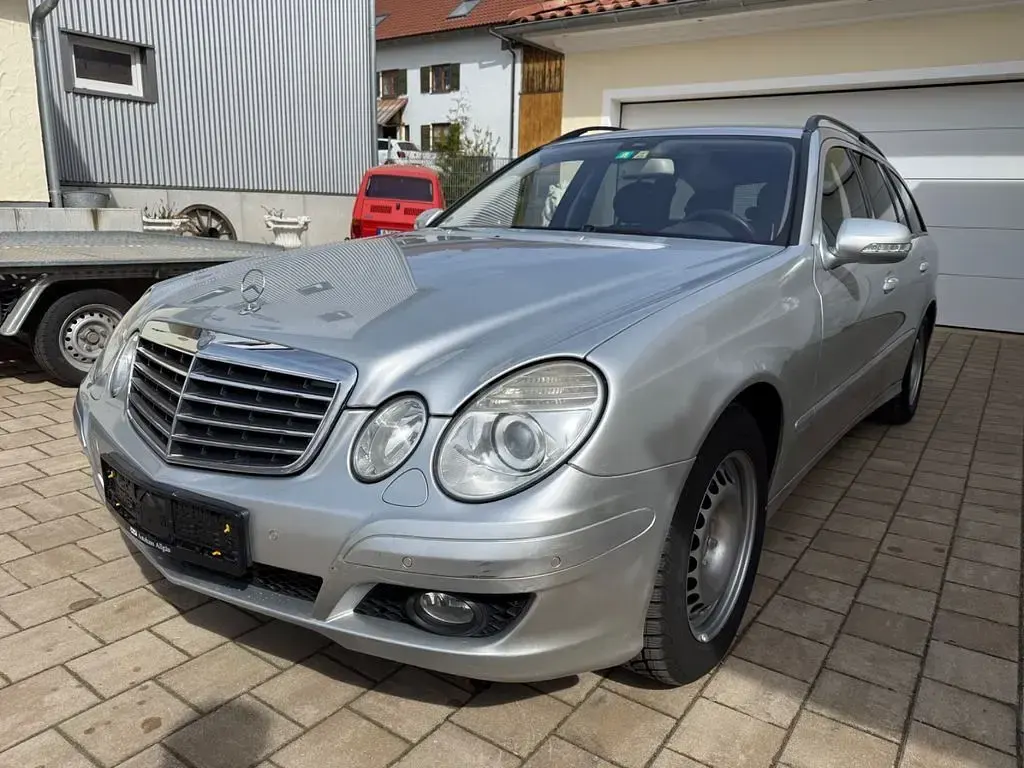 Używany Mercedes E320 Classic 224 KM (164 kW) 2008 Srebrny Sedan/Limuzyna