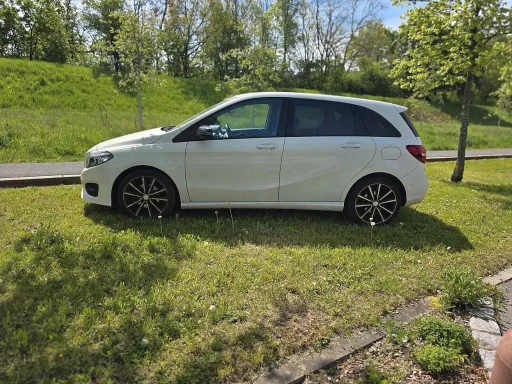 Gebraucht Mercedes B180 122 PS (89 kW) 2016 Weiß Van / Kleinbus