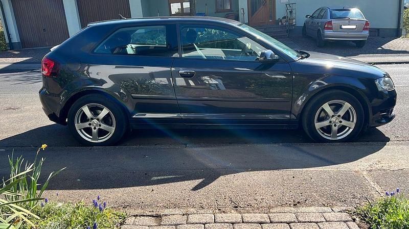 Grau Gebraucht 2012 Audi A3 Ambition Limousine | 5.900 € (Teuer) - Bild 1/4