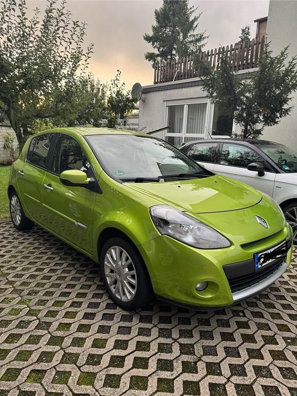 Grün Gebraucht 2010 Renault Clio II Kleinwagen | 2.800 € (Fairer Preis) - Bild 1/4