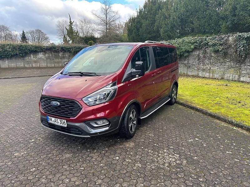 Gebraucht Ford Tourneo 185 PS (136 kW) 2021 Rot Van / Kleinbus