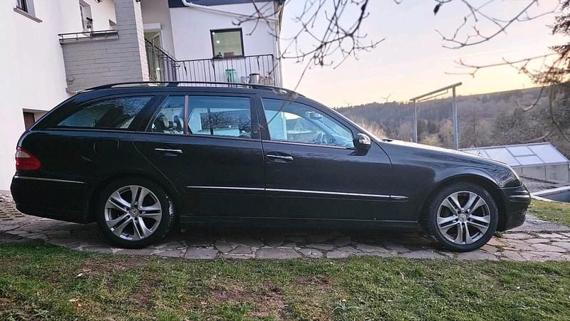 Second-hand Mercedes E320 204 CP (150 kW) 2004 Negru Break