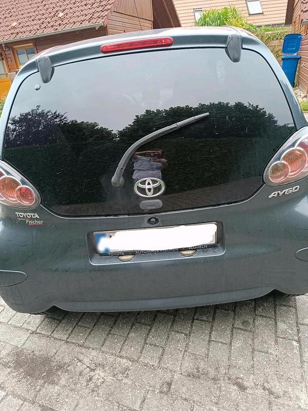 Gebraucht Toyota Aygo 68 PS (50 kW) 2011 Grau Kleinwagen