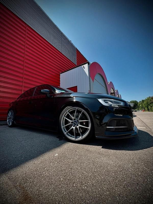 Schwarz Gebraucht 2017 Audi S3 Performance Limousine | 33.900 € (Teuer) - Bild 1/4