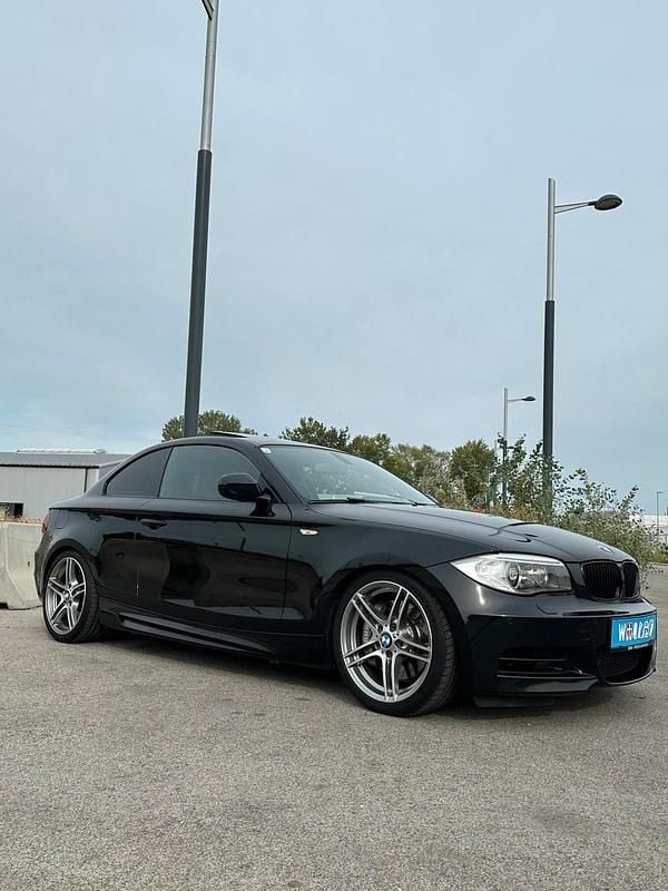 Schwarz Gebraucht 2011 BMW 135 Coupé Advantage Coupé | 30.900 € - Bild 1/4