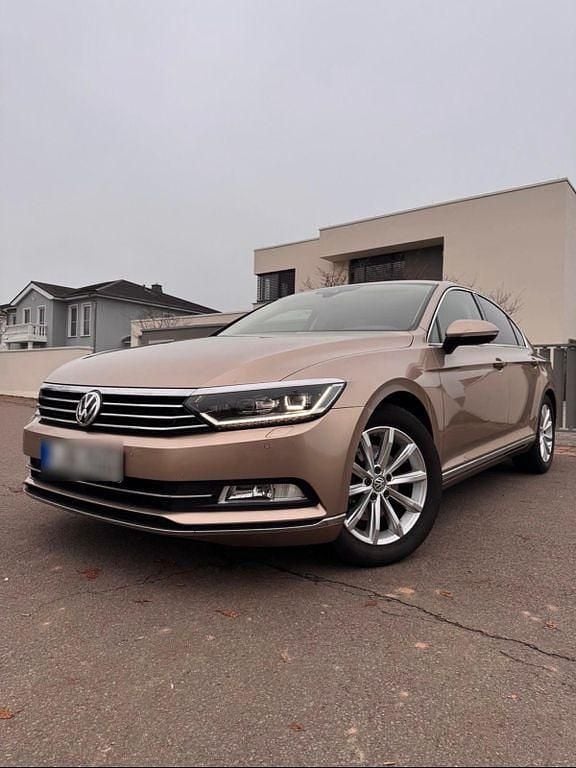 Gebraucht VW Passat Highline 150 PS (110 kW) 2017 Gold Limousine
