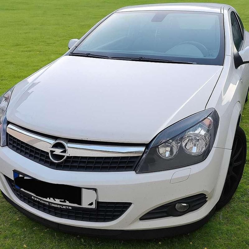Weiß Gebraucht 2009 Opel Astra GTC Sport Limousine | 2.999 € (Guter Preis) - Bild 1/4