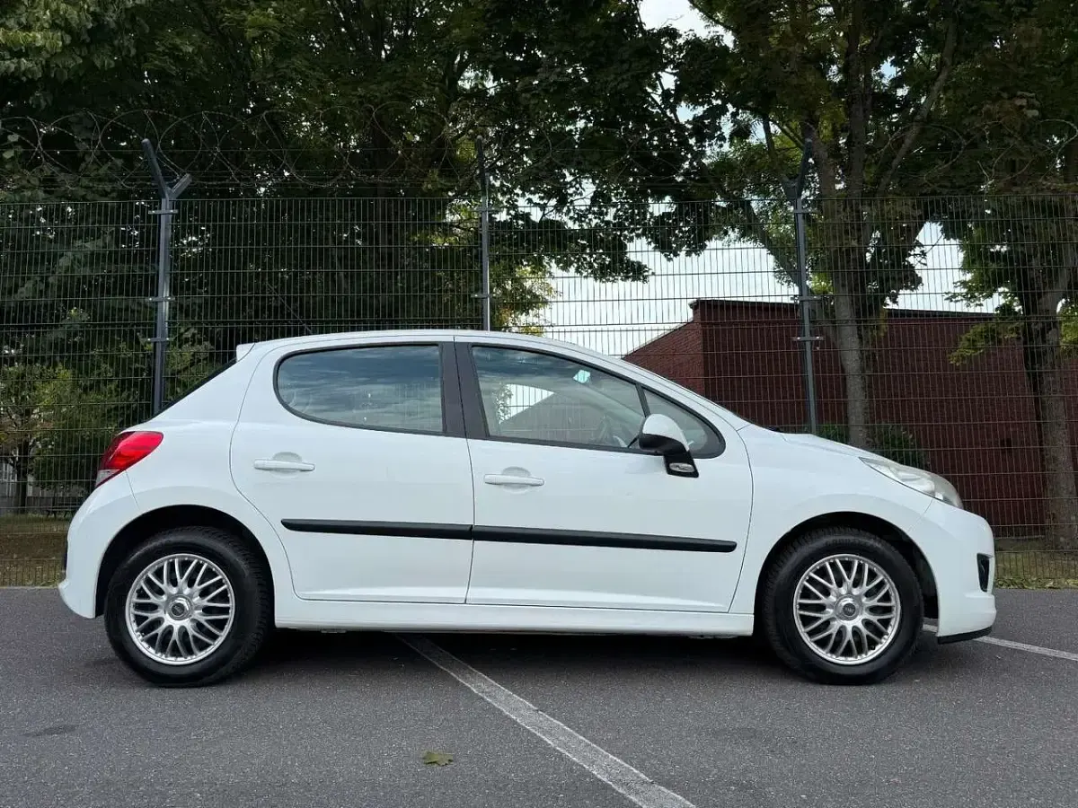 Gebraucht Peugeot 207 Urban Move 95 PS (69 kW) 2010 Weiß Limousine