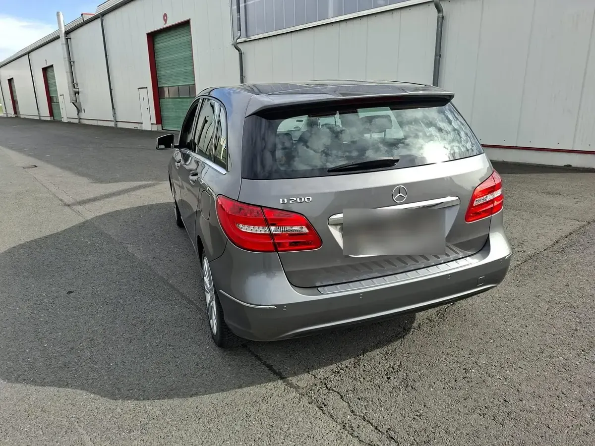 Gebraucht Mercedes B200 156 PS (114 kW) 2014 Grau Van / Kleinbus