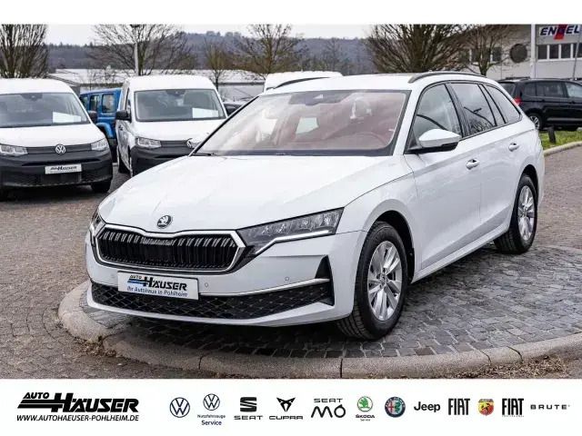 Moonweiss metallic Gebraucht 2024 Skoda Octavia Selection Kombi | 29.895 € (Superpreis) - Bild 1/4