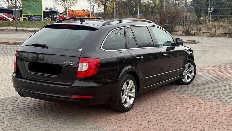 Gebraucht Skoda Superb 140 PS (102 kW) 2012 Schwarz Kombi