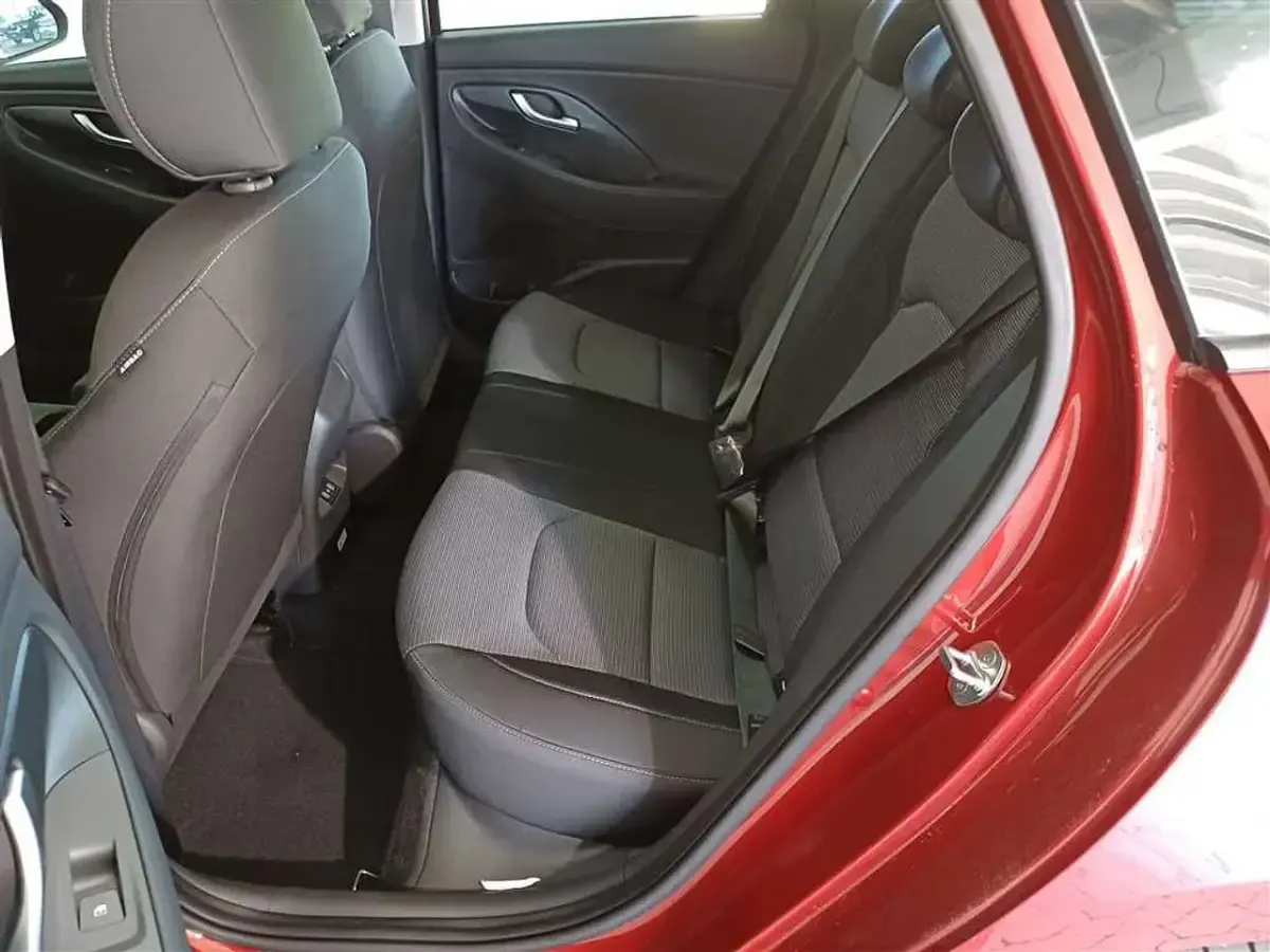 Neu Hyundai i30 101 PS (74 kW) 2026 Ultimate red metallic Kombi