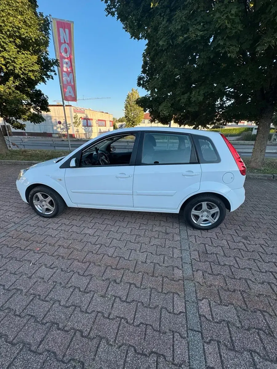 Gebraucht Ford Fiesta 60 PS (44 kW) 2008 Weiß Kleinwagen