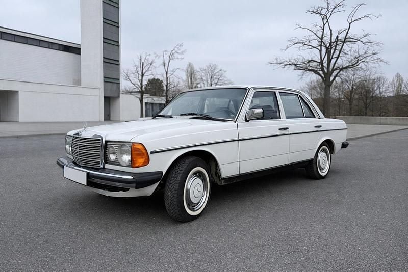 Weiß Gebraucht 1981 Mercedes 200 Limousine | 14.999 € - Bild 1/4