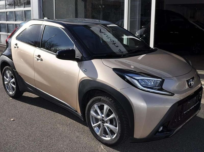 Gebraucht Toyota Aygo X-plore 72 PS (52 kW) 2022 Ginger beige black mica Kleinwagen