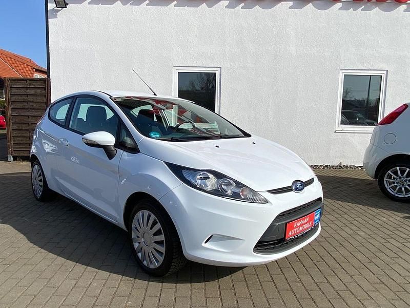 Gebraucht Ford Fiesta Trend 60 PS (44 kW) 2010 Weiß Kleinwagen