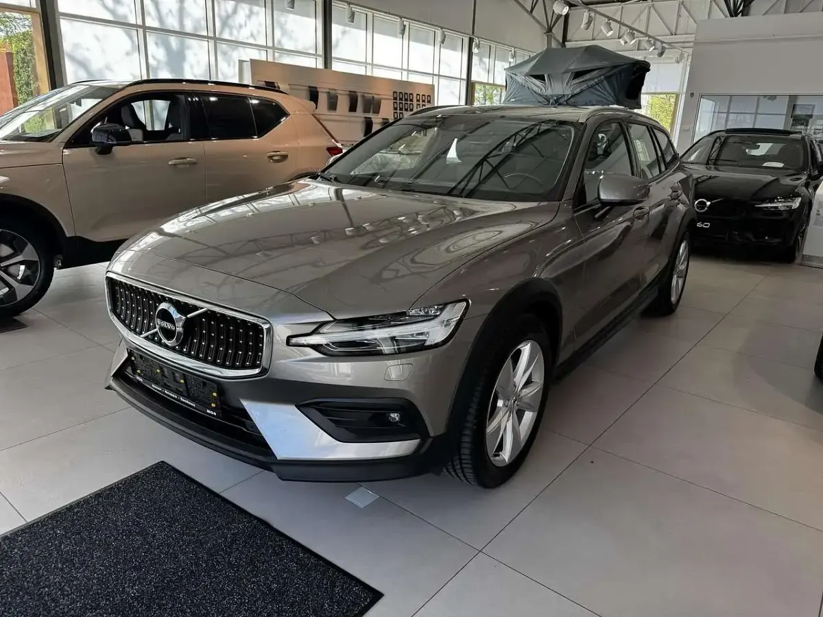 Gebraucht Volvo V60 CC Pro 197 PS (144 kW) 2021 Pebble grey / metallic Kombi
