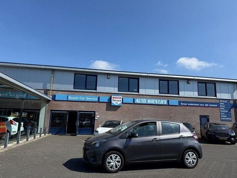 Grau Gebraucht 2018 Toyota Yaris Comfort Limousine | 6.950 € (Fairer Preis) - Bild 1/4