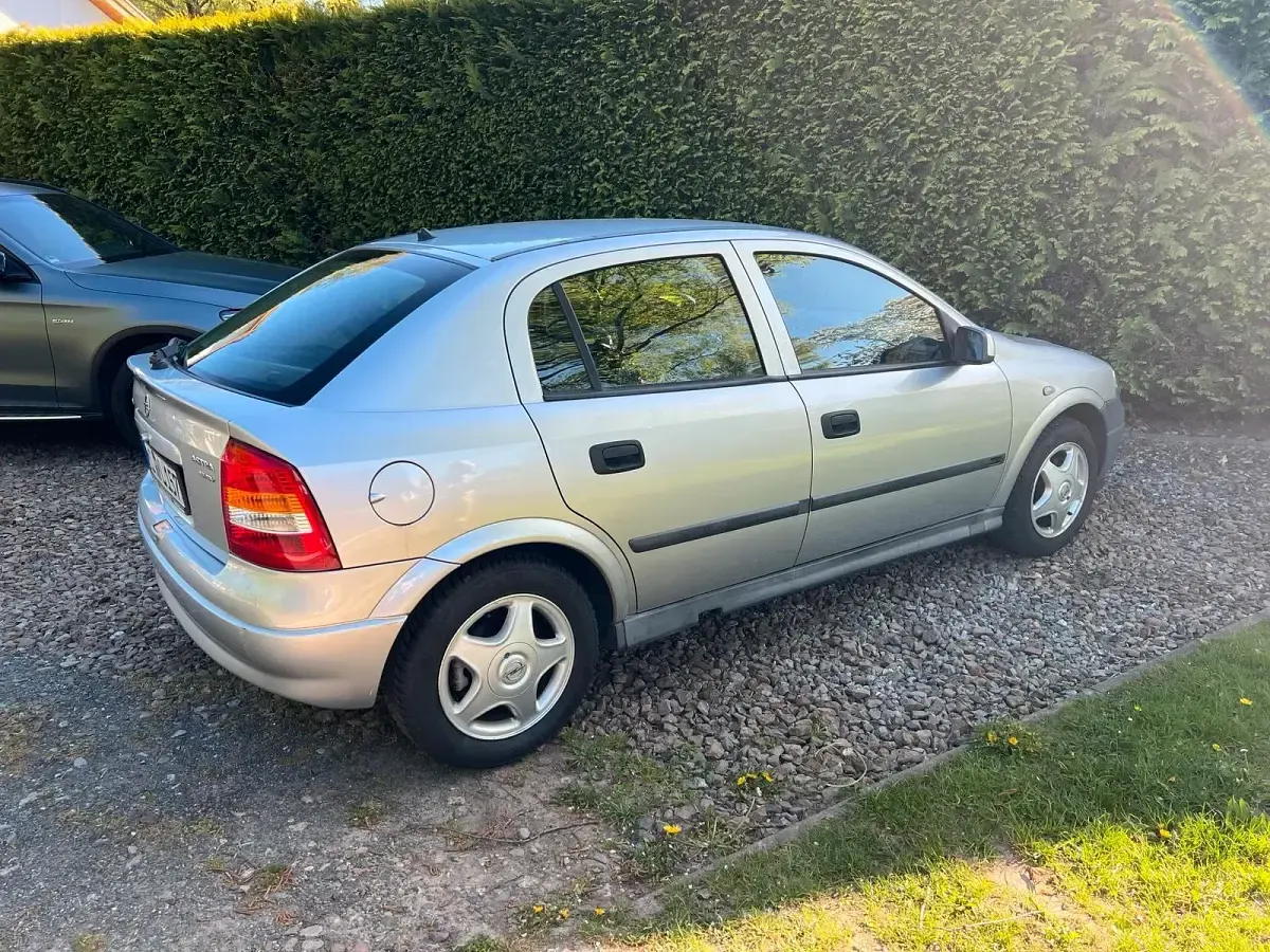 Gebraucht Opel Astra 101 PS (74 kW) 1998 Silber Limousine