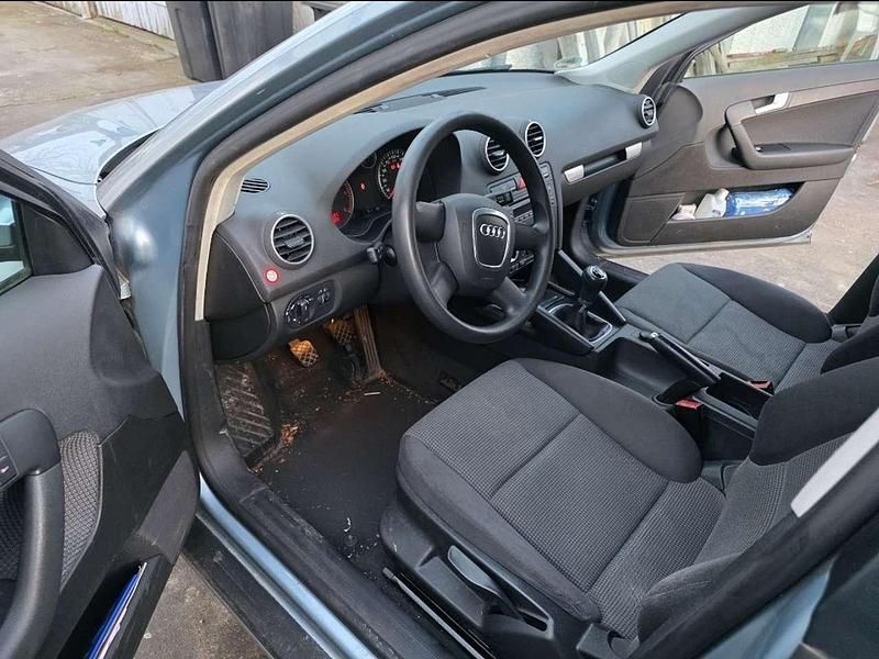 Używany Audi A3 Attraction 105 KM (77 kW) 2005 Niebieski Hatchback