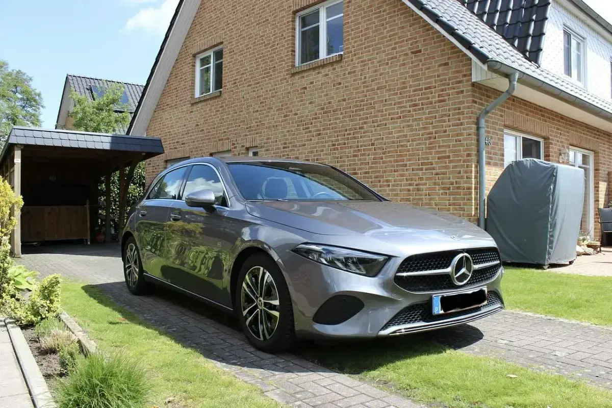 Gebraucht Mercedes A180 Progressive 136 PS (100 kW) 2023 Grau Limousine