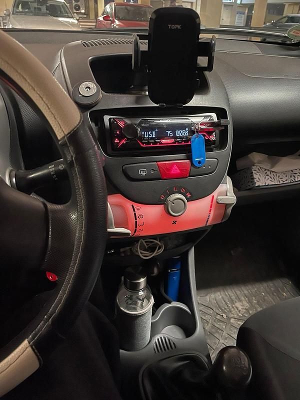 Gebraucht Toyota Aygo 68 PS (50 kW) 2006 Rot Kleinwagen