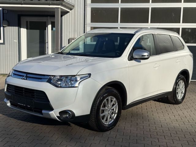 Weiß Gebraucht 2015 Mitsubishi Outlander Diamant Edition SUV | 10.650 € (Fairer Preis) - Bild 1/4