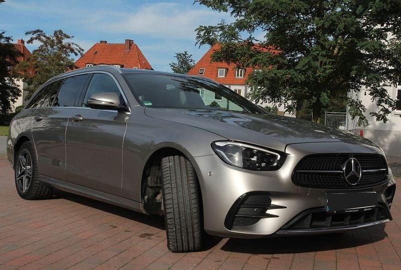 Grau Gebraucht 2021 Mercedes E300 Limousine | 36.800 € (Etwas zu teuer) - Bild 1/4