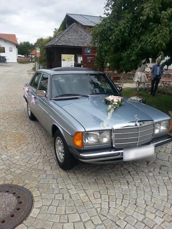 Gebraucht Mercedes 200 109 PS (80 kW) 1984 Silber Limousine