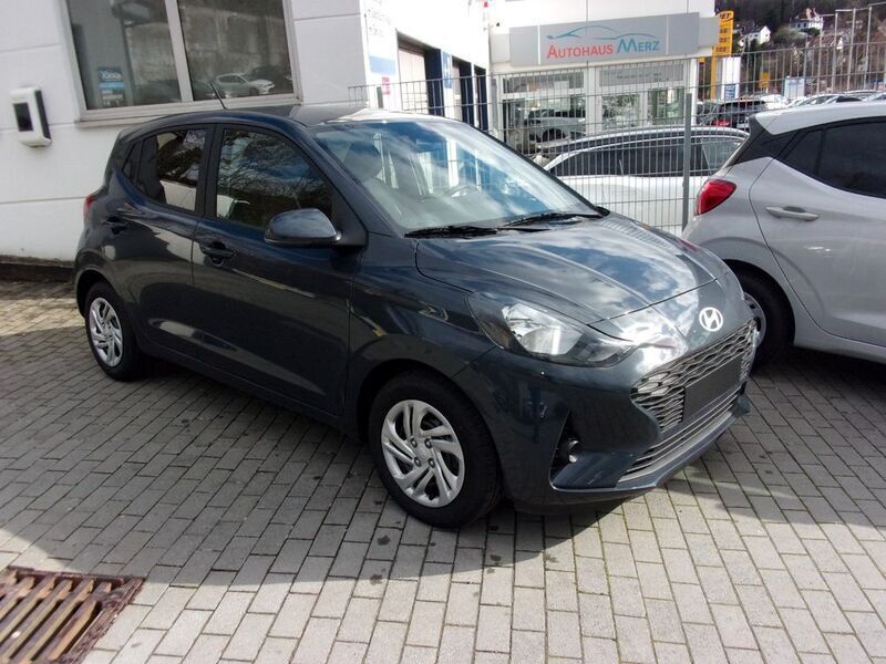 Gebraucht Hyundai i10 Comfort 67 PS (49 kW) 2023 Grau Kleinwagen