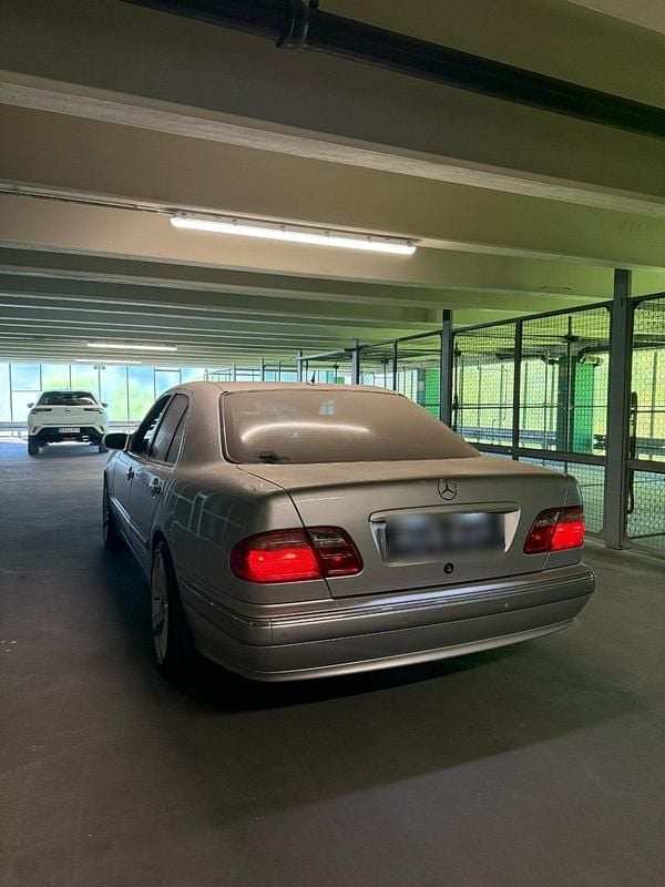 Gebraucht Mercedes E270 173 PS (127 kW) 2000 Silber Limousine