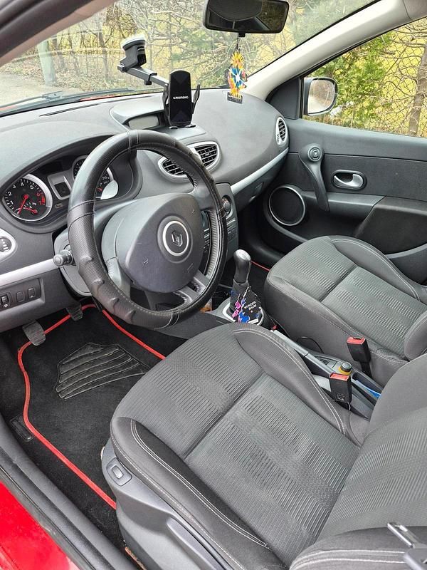 Gebraucht Renault Clio II 78 PS (57 kW) 2010 Rot Kleinwagen