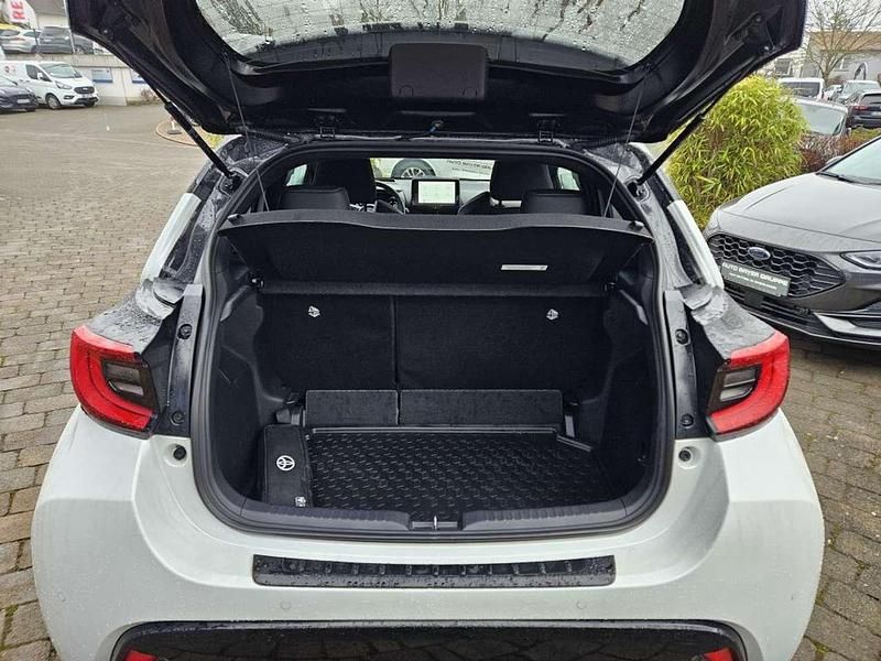 Gebraucht Toyota Yaris Hybrid Basis 116 PS (85 kW) 2022 Platinweiss metallic, dach sch Kleinwagen