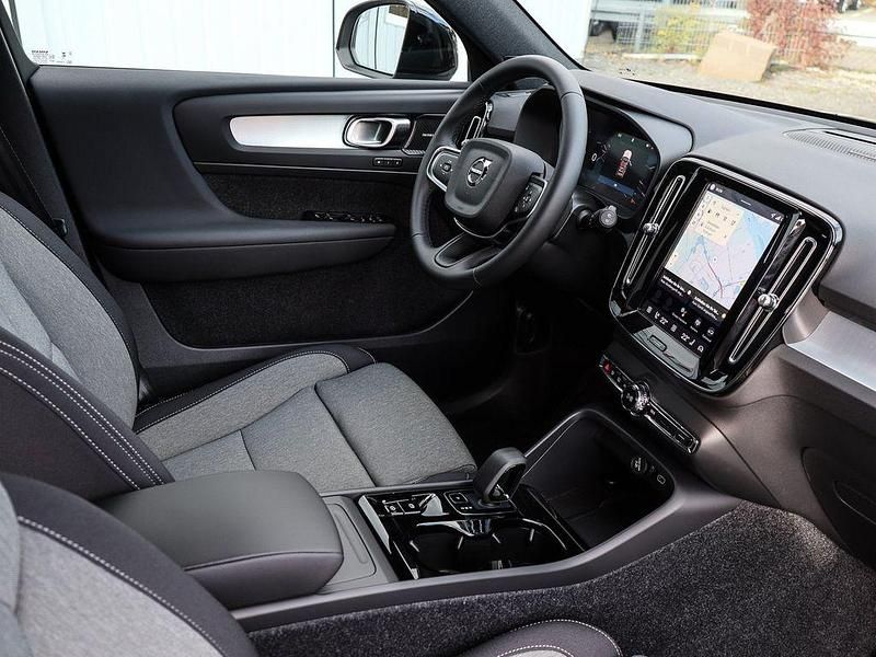 Neu Volvo XC40 Plus 163 PS (119 kW) 2026 Grau SUV
