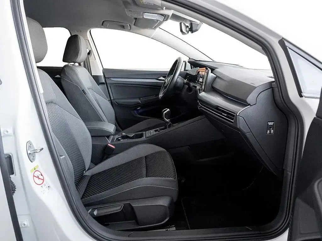 Używany VW Golf VIII Active 150 KM (110 kW) 2022 Biały Sedan/Limuzyna