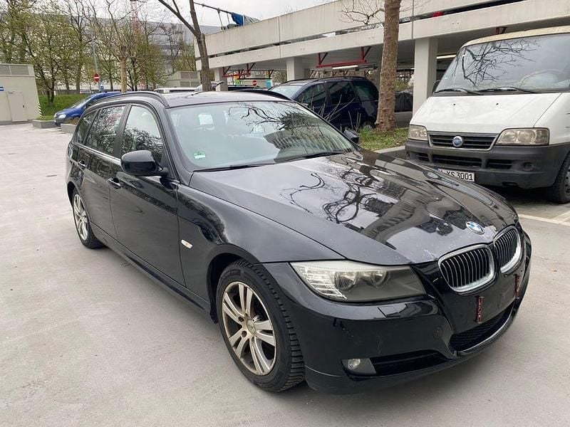 Gebraucht BMW 318 143 PS (105 kW) 2010 Schwarz Limousine