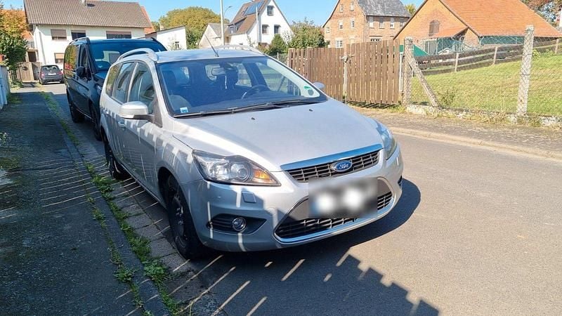 Grau Gebraucht 2009 Ford Focus Ghia Kombi | 4.900 € (Fairer Preis) - Bild 1/4