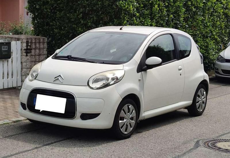 Weiß Gebraucht 2011 Citroën C1 SELECTION Kleinwagen | 2.700 € (Fairer Preis) - Bild 1/4