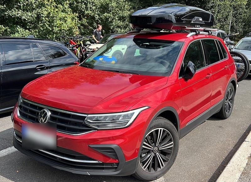 Rot Gebraucht 2021 VW Tiguan Active SUV | 24.900 € (Teuer) - Bild 1/4