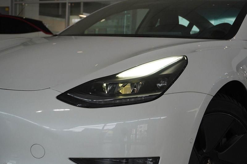 Gebraucht Tesla Model 3 366 kW (498 PS) 2021 Pearl white multicoat Limousine