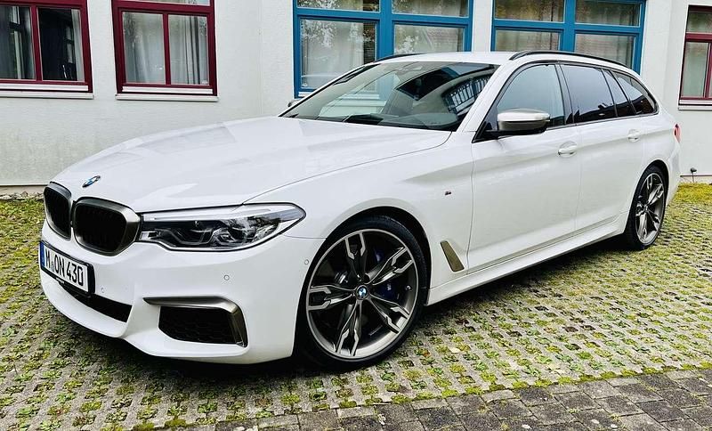 Weiß Gebraucht 2018 BMW M550 Efficient Dynamics Limousine | 46.900 € (Teuer) - Bild 1/4