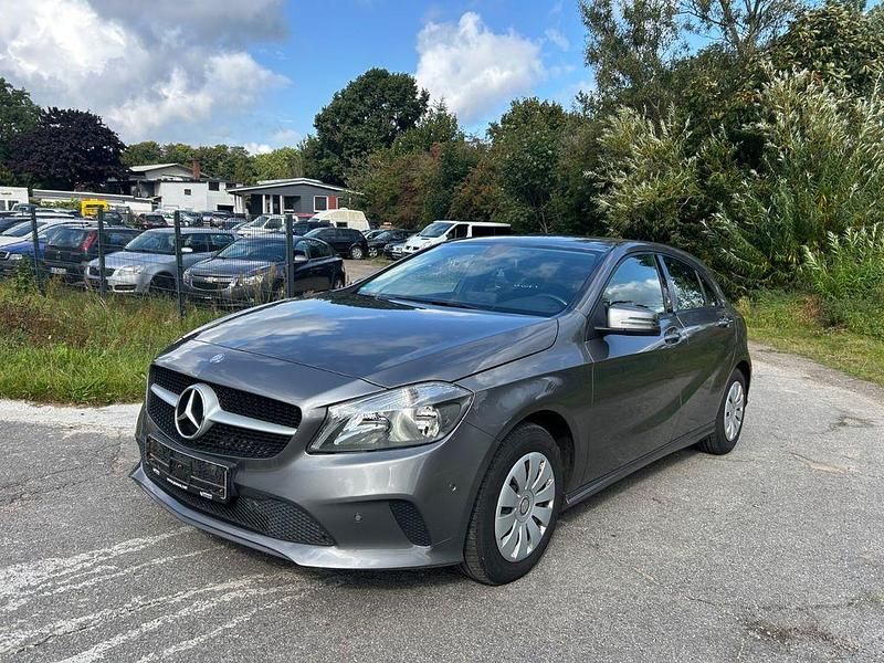 Grau Gebraucht 2016 Mercedes A180 Limousine | 7.799 € (Superpreis) - Bild 1/4